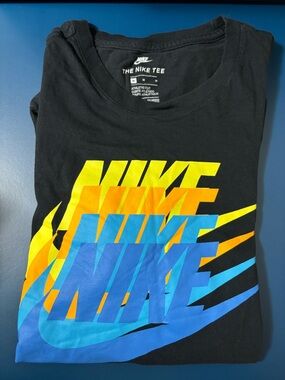 Nike Men’s Medium The Nike Tee